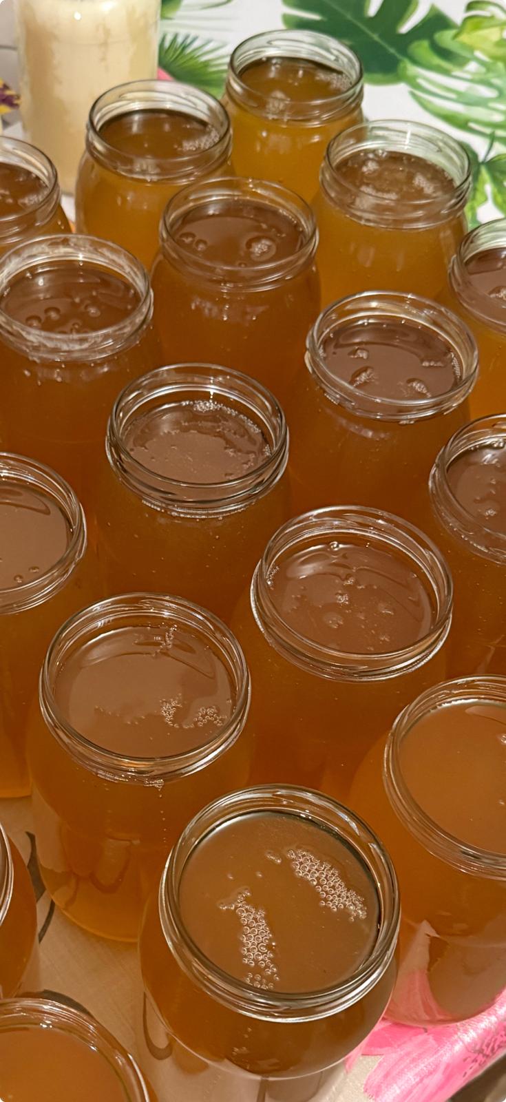 Kolorowe ule Bee Valley obserwowane przez kamerę